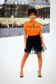 dior, orange tshirt, dior tshrt, ruffle skirt, black skirt, afro hair, black stilettos, dior pumps, paola locatelli, fashion week, frenchystyle, FW, jonathan paciullo, street style, AUTUMN WINTER 2022-2023, FALL WINTER 2022_2023, FW 22-23, PFW, PARIS, vertical, full length