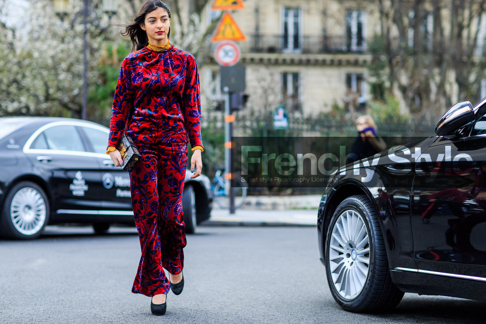 atmosphere details, AUTUMN WINTER 2016-2017, AW 16-17, black heels, black shoes, brown clutch, embroidered pants, embroidered top, FALL WINTER 2016-2017, fashion week, floral, flower, frenchystyle, full length, FW, FW 16-17, high heels, horizontal, jonathan paciullo, leather clutch, louis vuitton, monogram, PARIS, PFW, printed clutch, printed pants, printed top, red pants, red top, street style, trousers, velvet