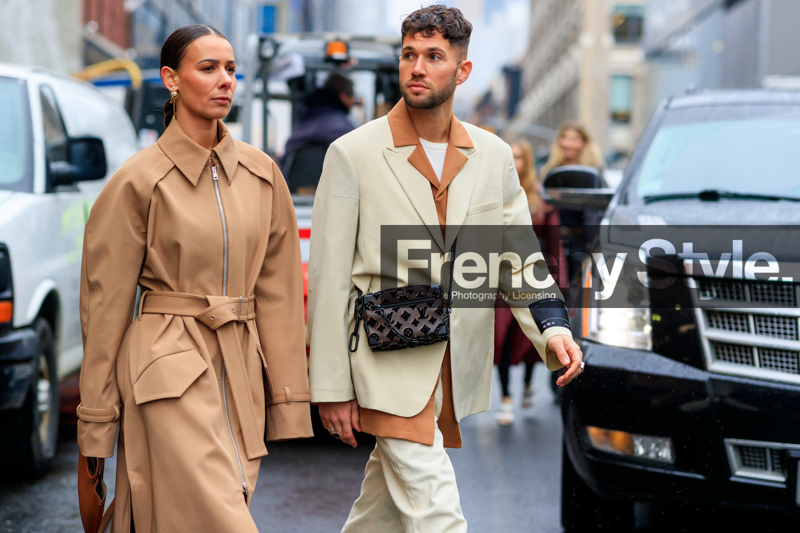 alice & j.s, alice barbier, JS roques, beige jacket, beige trench coat, light beige jacket, balloon sleeves, zipped parka, zipped jacket, zipped trenchcoat, orange shirt, white t-shirt, crossbody bag, louis vuitton bag, monogrammed bag, velvet bag, brown leather bag, multi earrings, golden earrings, dangling earrings, pearl earrings, round shape bag, hand bag, camel leather bag, belted jacket, belted parka, belted trench coat, fashion week, frenchystyle, FW, jonathan paciullo, street style, NYFW, NEW YORK, AUTUMN WINTER 2020-2021, FALL WINTER 2020-2021, FW 20-21, horizontal, atmosphere details, detail