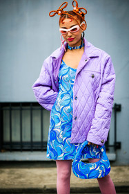 braided tails, ginger hair, orange hair, dyed hair, pink sunglasses, purple jacket, coperni dress, blue dress, coperni bag, blue bag, printed bag, printed dres, pink stockings, coperni, street style, jonathan paciullo, FW, frenchystyle, fashion week, AUTUMN WINTER 2022-2023, FALL WINTER 2022_2023, FW 22-23, PFW, PARIS, vertical, detail