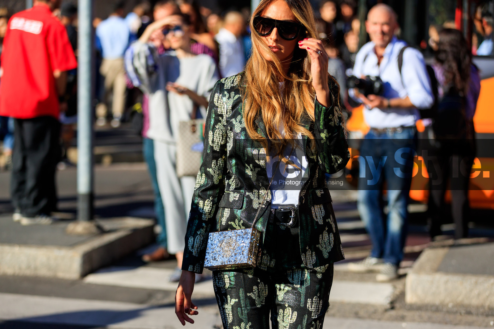 atmosphere details, blazer, detail, fashion week, floral, flowers, frenchystyle, FW, graphic bag, graphic jacket, graphic pants, graphic suit, green jacket, green pants, green suit, horizontal, jonathan paciullo, leather bag, MFW, MILAN, printed bag, printed jacket, printed pants, printed suit, shiny bag, SPRING SUMMER 2018, SS 18, street style, sunglasses, trousers