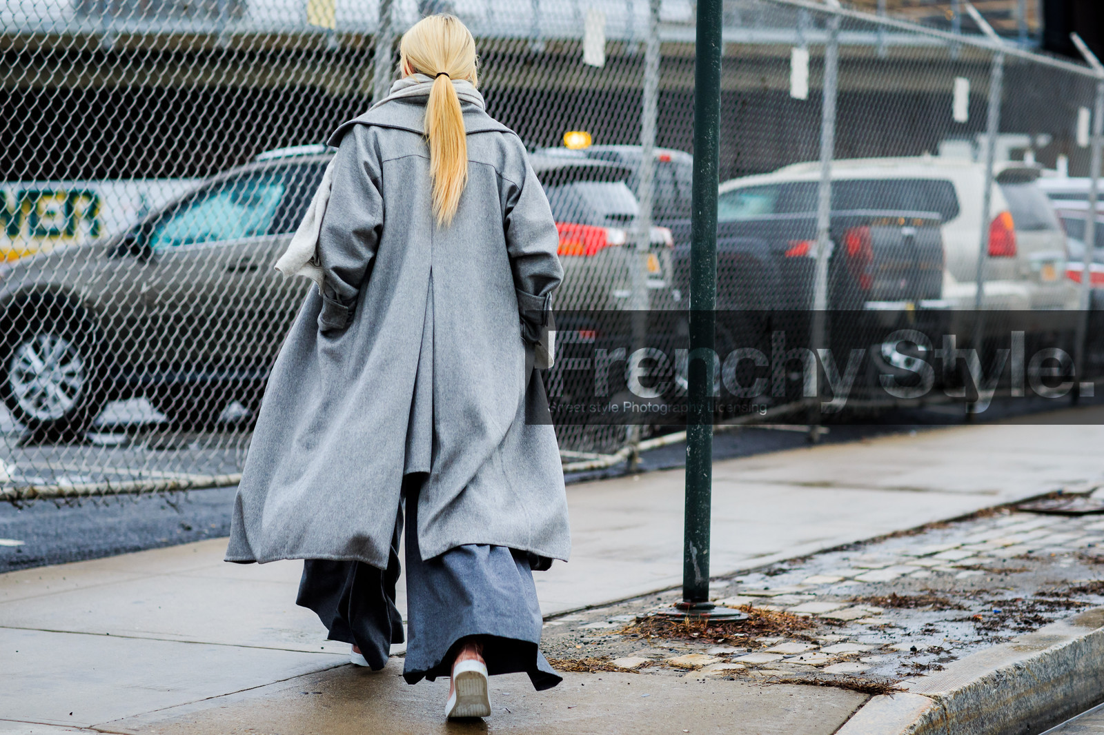 atmosphere details, AUTUMN WINTER 2016-2017, AW 16-17, back detail, detail, fashion week, frenchystyle, FW, FW 16-17, grey coat, grey pants, grey scarf, horizontal, jonathan paciullo, NEW YORK, NYFW, oversize, ponytail, street style, tone on tone, total look grey, trousers, wide pants, woman