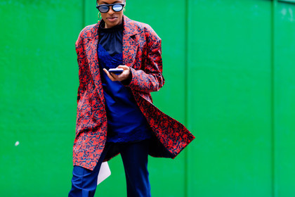 atmosphere details, blue pants, blue shirt, detail, donna wallace, fashion week, frenchystyle, FW, horizontal, jonathan paciullo, leather bag, LFW, LONDON, navy pants, printed jacket, red jacket, SPRING SUMMER 2017, SS 17, street style, sunglasses, trousers, woman