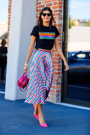 black t shirt, fashion week, frenchystyle, full length, FW, giovanna battaglia, graphic skirt, high heels, jonathan paciullo, leather bag, leather shoes, MFW, MILAN, multicolor skirt, pink bag, pink shoes, pleated skirt, printed skirt, rainbow, SPRING SUMMER 2018, SS 18, street style, sunglasses, vertical