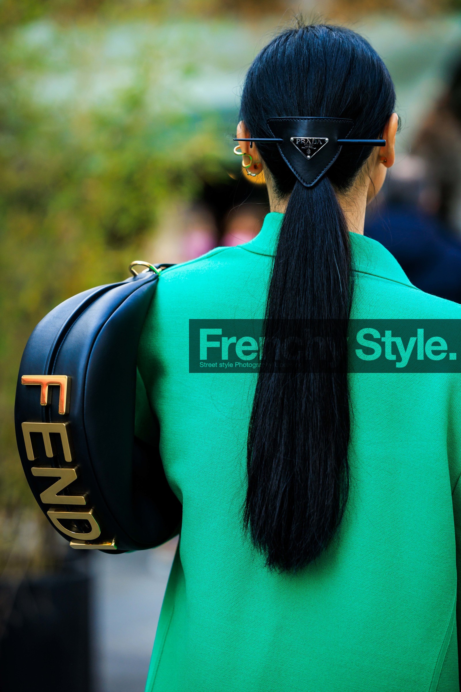 back details, prada hair pink, long pony tail, green blazer, fendi bag, black handbag, moon bag, street style, jonathan paciullo, FW, frenchystyle, fashion week, AUTUMN WINTER 2022-2023, FALL WINTER 2022_2023, FW 22-23, PFW, PARIS, vertical, detail