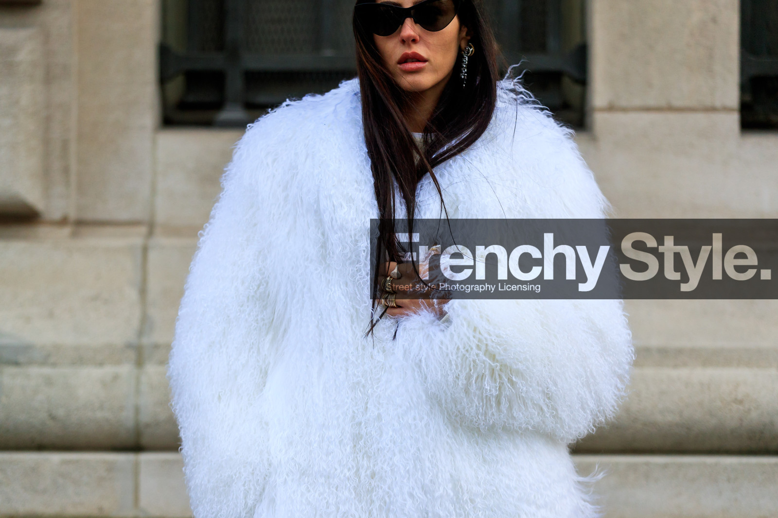Fur coat, rings, sunglasses, white coat, white fur, street style, jonathan paciullo, FW, frenchystyle, fashion week, PFW, PARIS, AUTUMN WINTER 2018-2019, FALL WINTER 2018-2019, FW 18-19, horizontal, atmosphere details, alessandra ambrosio