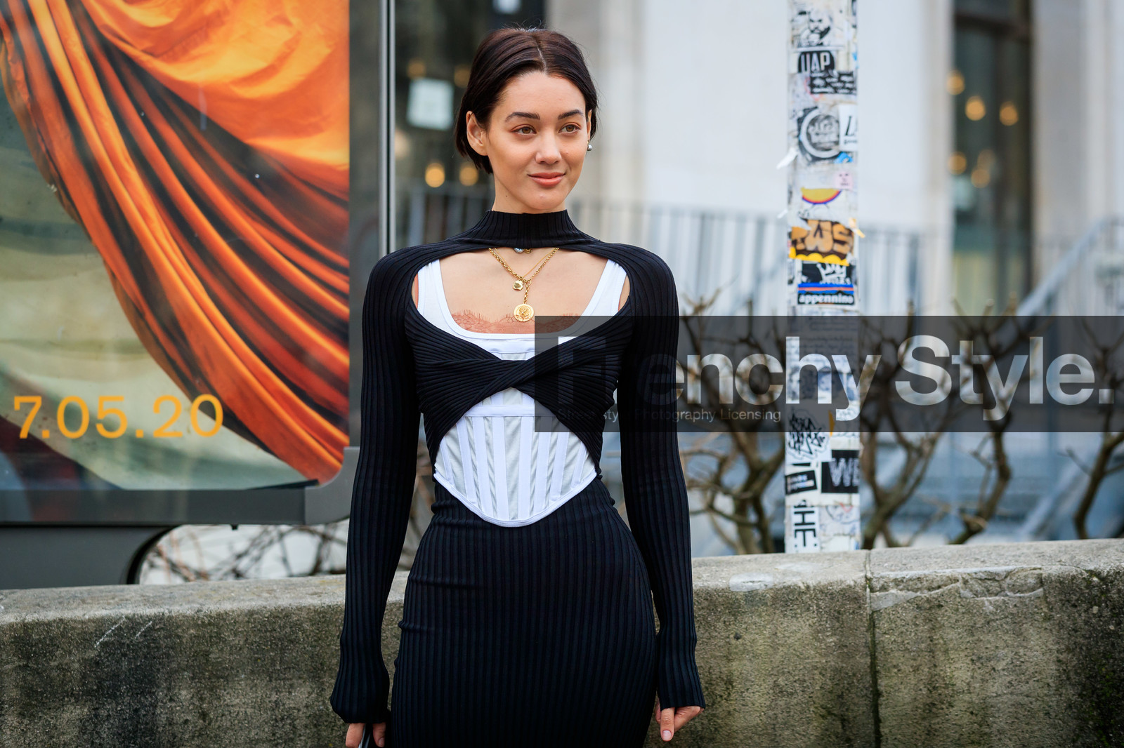 kim jones, black dress, knit dress, knitwear, tight dress, long dress, long sleeves dress, openwork dress, high collar dress, white corset, white top, corset top, golden necklace, animal shape necklace, big chain necklace, multi necklace, charms necklace, elie saab dress, fashion week, frenchystyle, FW, jonathan paciullo, street style, PFW, PARIS, horizontal, atmosphere details, detail
