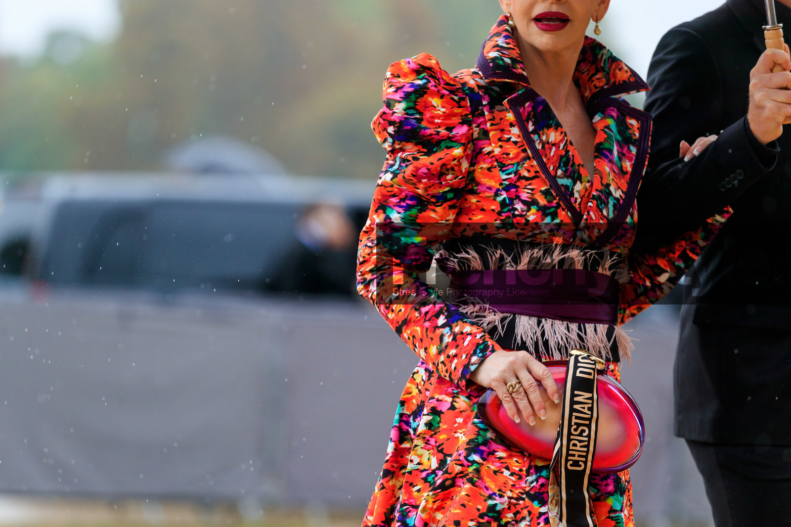 floral printed dress, multicolor dress, belted dress, purple belt, feather details, dior scarf, pink clutch, balloon sleeves, fashion week, frenchystyle, FW, jonathan paciullo, street style, SPRING SUMMER 2020, SS 20, PFW, PARIS, horizontal, atmosphere details, detail