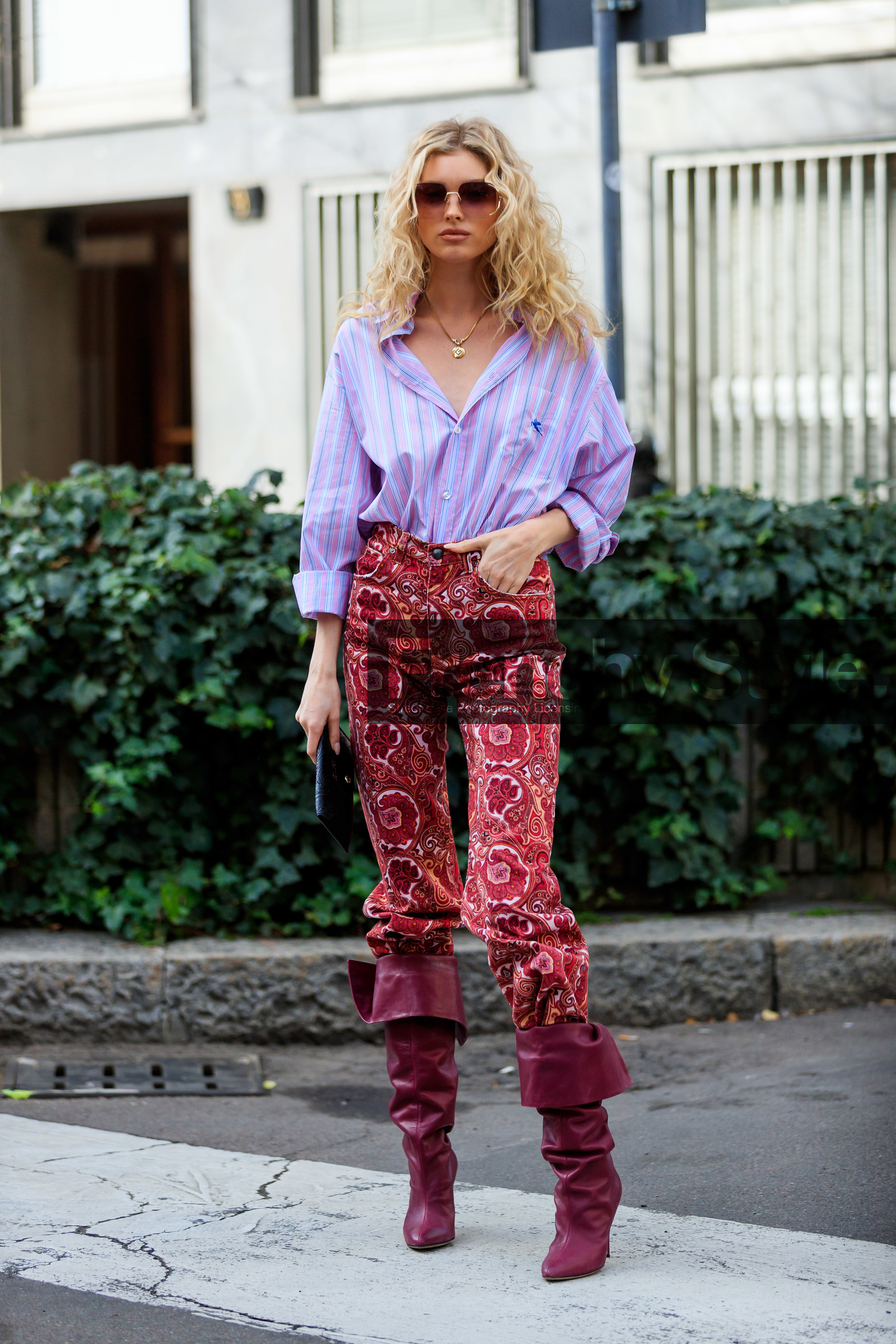 model, red pants, red jeans, cachemere printed pants, cachemere printed jeans, pink shirt, lilac shirt, striped shirt, etro shirt, etro pants, big sunglasses, smoked sunglasses, burgundy leather boots, high boots, low necked shirt, golden necklace, letters necklace, etro boots, fashion week, frenchystyle, FW, jonathan paciullo, street style, MFW, MILAN, AUTUMN WINTER 2020-2021, FALL WINTER 2020-2021, FW 20-21, vertical, full length