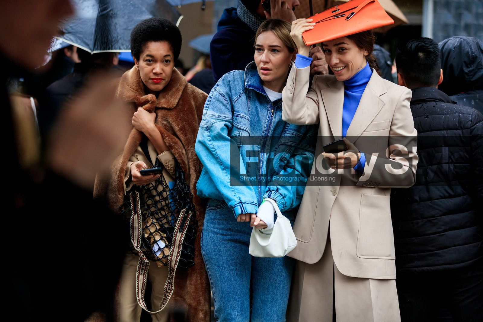 tamu mcpherson, chiara capitani, erika boldrin, fur coat, camel coat, black leather bag, fishnet bag, shopping bag, stella mccartney bag, light beige jacket, light beige pants, blue pullover, turtleneck pullover, orange leather bag, orange leather clutch, hermes bag, hermes clutch, blue jacket, blue jeans, denim, denim jacket, denim total look, zipped jacket, tie and dye jacket, tie and dye jeans, white leather bag, mini bag, stella mccartney jacket, stella mccartney jeans, fashion week, frenchystyle, FW, jonathan paciullo, street style, PFW, PARIS, horizontal, atmosphere details, detail