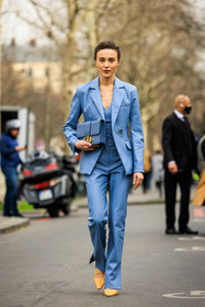 dior handbag, blue suit, total blue look, blue handbag, yellow shoes, mary leest, fashion week, frenchystyle, FW, jonathan paciullo, street style, AUTUMN WINTER 2022-2023, FALL WINTER 2022_2023, FW 22-23, PFW, PARIS, vertical, full length