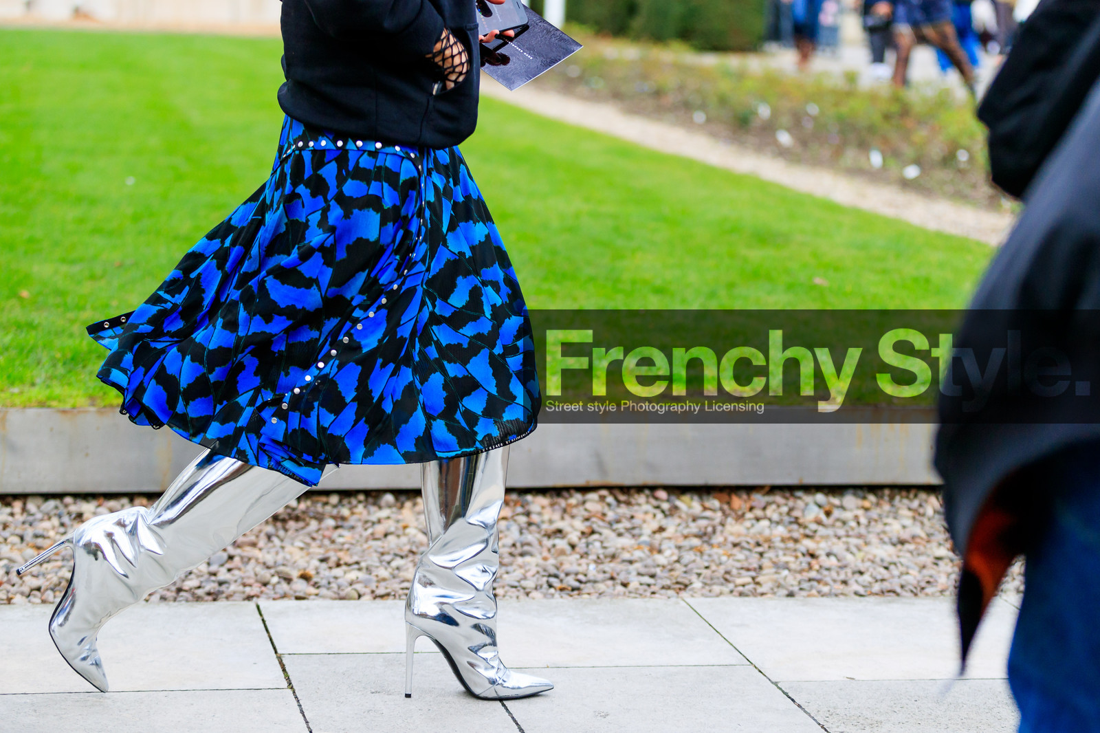 atmosphere details, AUTUMN WINTER 2017-2018, AW 17-18, black sweater, blue skirt, detail, FALL WINTER 2017-2018, fashion week, frenchystyle, FW, FW 17-18, high boots, high heels, holli rogers, hoodie, horizontal, jonathan paciullo, leather shoes, LFW, LONDON, printed skirt, shiny boots, silver shoes, street style