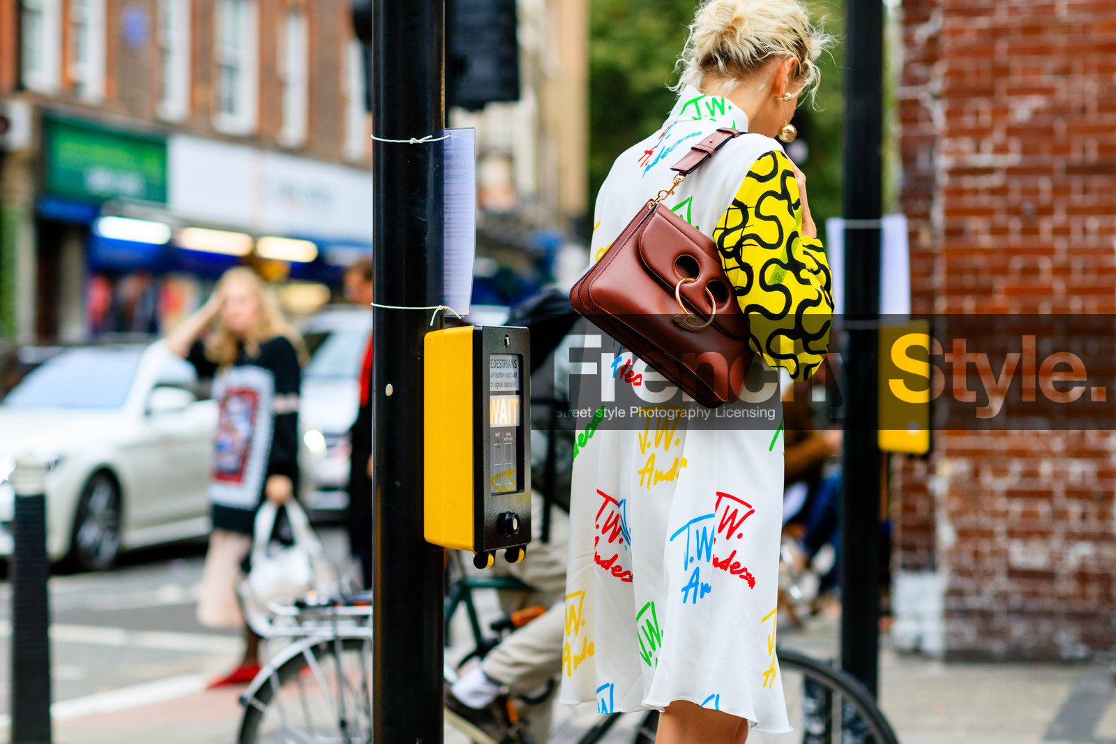 atmosphere details, brown bag, detail, drawings, earrings, fashion week, frenchystyle, FW, golden jewelry, horizontal, jonathan paciullo, jw anderson, leather bag, LFW, LONDON, multicolor dress, multicolor shirt, olga karput, printed dress, printed shirt, red, shirt dress, SPRING SUMMER 2017, SS 17, street style, turquoise, white, white shirt, woman, yellow