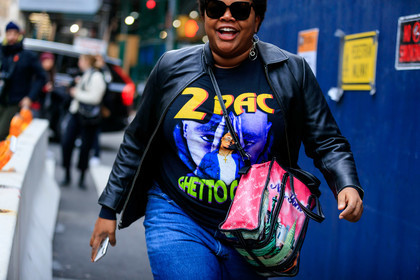 gabriella karefa johnson, black leather jacket, black leather perfecto, zipped jacket, black t-shirt, balenciaga bag, pink leather bag, crossbody bag, printed bag, printed t-shirt, letter printed t-shirt, letter printed bag, dangling earrings, silvered earrings, round shape earrings, fashion week, frenchystyle, FW, jonathan paciullo, street style, NYFW, NEW YORK, AUTUMN WINTER 2020-2021, FALL WINTER 2020-2021, FW 20-21, horizontal, atmosphere details, detail