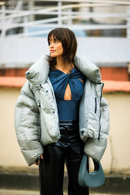 silver winter jacket, puffed jacket, fringe hair, cut out bodysuit, dark blue top, leather pants, coperni bodysuit, black trousers, coperni, coperni handbag, green bag, sarah ellen, street style, jonathan paciullo, FW, frenchystyle, fashion week, AUTUMN WINTER 2022-2023, FALL WINTER 2022_2023, FW 22-23, PFW, PARIS, vertical, detail
