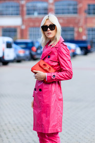 AUTUMN WINTER 2017-2018, AW 17-18, detail, FALL WINTER 2017-2018, fashion week, frenchystyle, FW, FW 17-18, jonathan paciullo, jw anderson, leather bag, linda tol, MFW, MILAN, pink coat, pink pants, red bag, street style, sunglasses, tone on tone, total look pink, trench coat, trousers, vertical