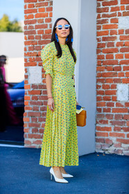 brown bag, earrings, fashion week, floral, flowers, frenchystyle, full length, FW, graphic dress, high heels, jonathan paciullo, leather bag, leather shoes, MFW, MILAN, printed dress, SPRING SUMMER 2018, SS 18, street style, sunglasses, vertical, white shoes, yellow dress