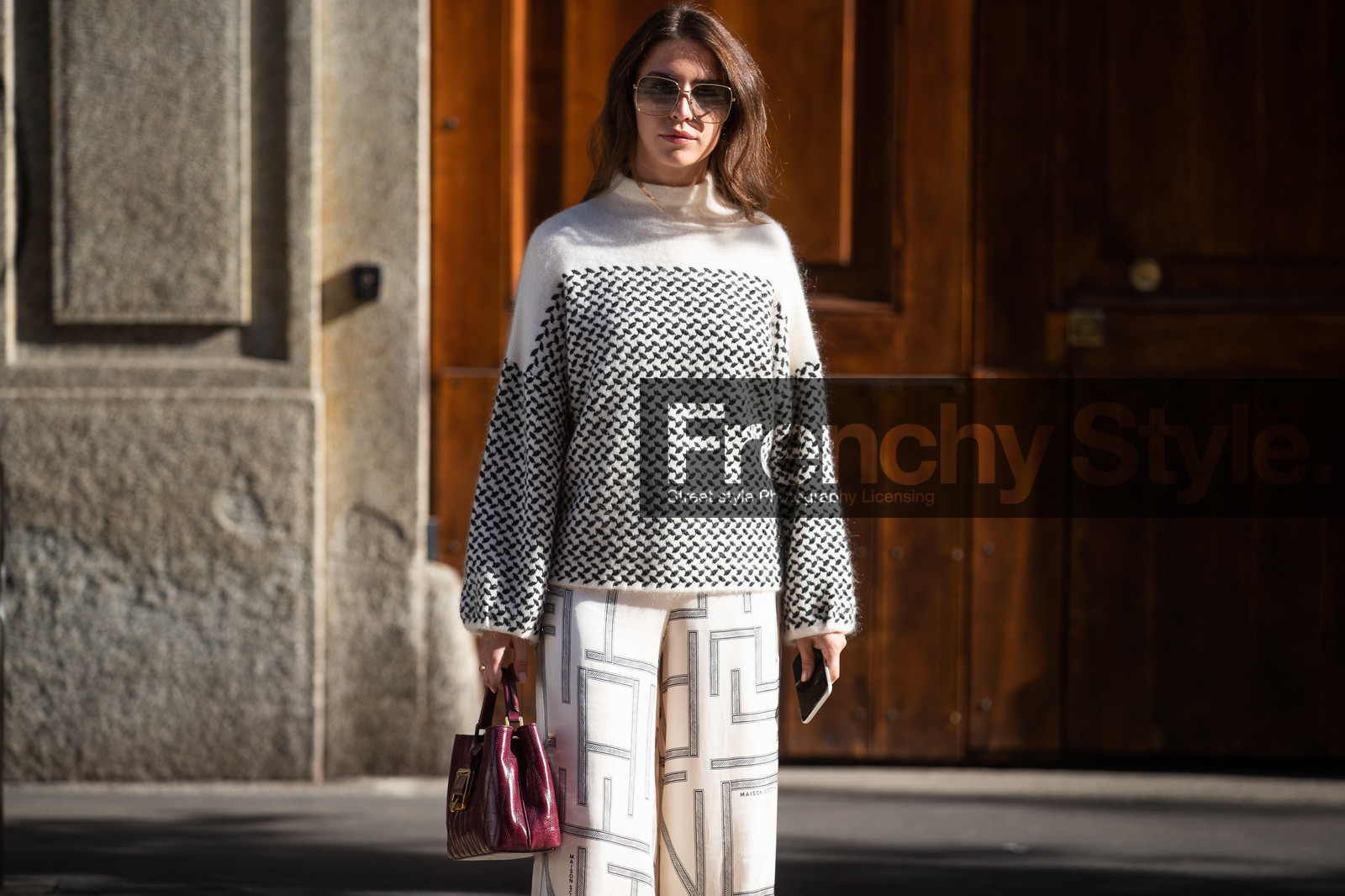 white pullover, white skirt, printed skirt, geometrical printed skirt, silk skirt, burgundy leather bag, quilted bag, hand bag, turtleneck pullover, polka dots pullover, embroidered pullover, geometrical printed pullover, square shape glasses, metalic frame sunglasses, blue sunglasses, smoked sunglasses, white leather boots, long skirt, pleated skirt, maison scotch skirt, white total look, black and white total look, silk pants, printed pants, geometrical printed pants, pleated pants, white pants, sarah lou falk, street style, jonathan paciullo, FW, frenchystyle, fashion week, MFW, MILAN, SPRING SUMMER 2021, SS 21, horizontal, atmosphere details, detail