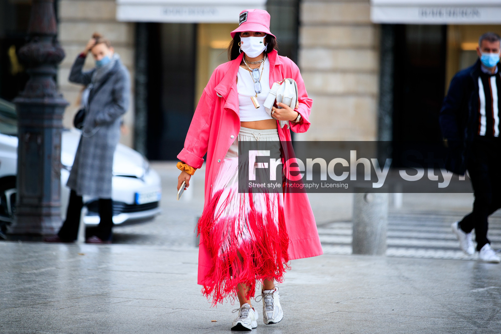 selma kaci, pink trench coat, pink skirt, fringe skirt, long skirt, tie and dye skirt, white leather bag, j w anderson bag, pink hat, white top, white t-shirt, white sneakers, nike shoes, covid face mask, lacoste, fashion week, frenchystyle, FW, jonathan paciullo, street style, PFW, PARIS, SPRING SUMMER 2021, SS 21, horizontal, atmosphere details, detail