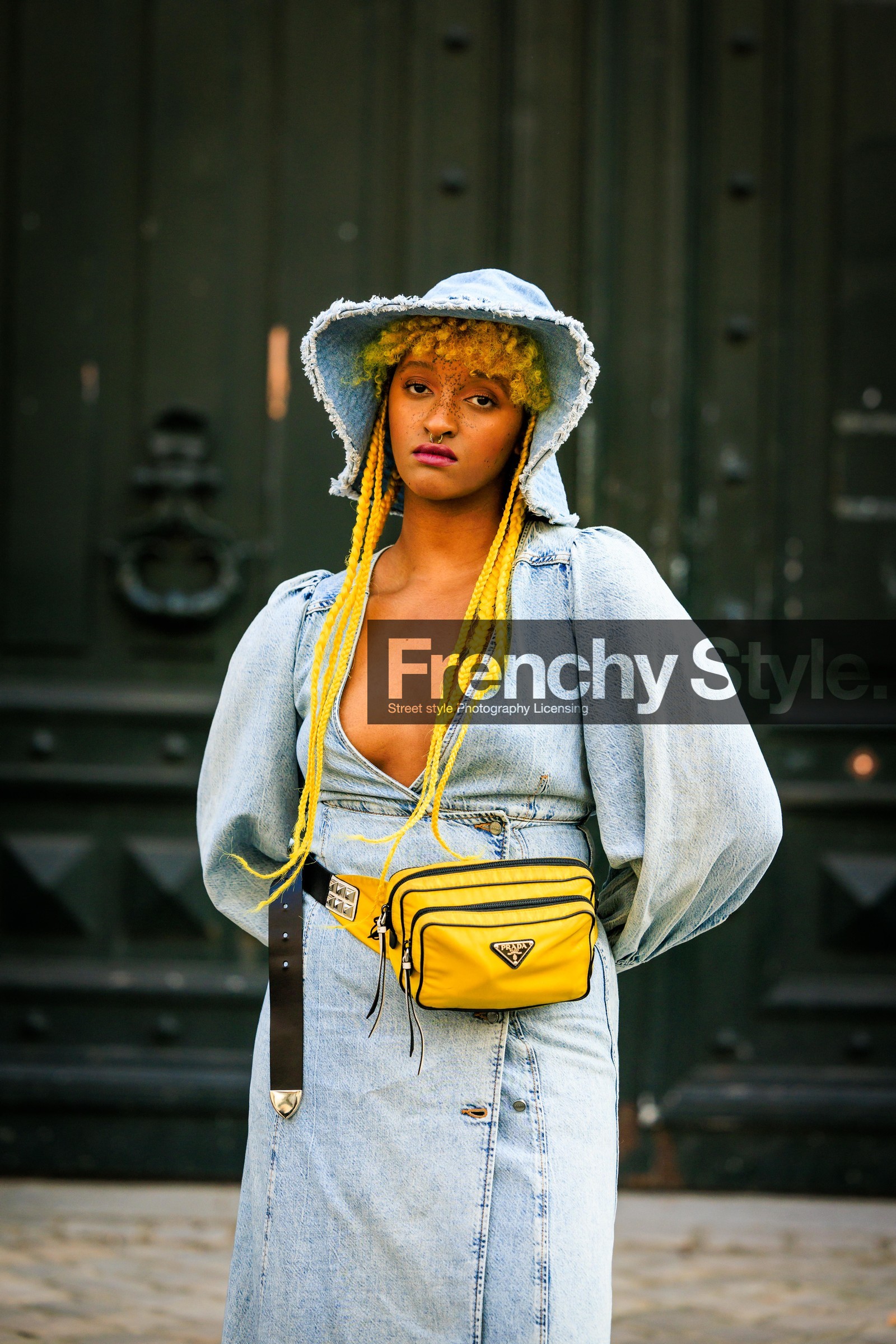 denim look, washed denim dress, bucket hat, denim hat, nylon fanny pack, prada fanny pack, prada bag, yellow hair, braids, afro hair, freckles, street style, jonathan paciullo, FW, frenchystyle, fashion week, AUTUMN WINTER 2022-2023, FALL WINTER 2022_2023, FW 22-23, PARIS, PFW, vertical, detail