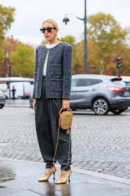 golden bag, golden shoes, golden strap bag, chain strap bag, hand bag, round shape bag, box bag, sequins bag, plaited bag, embroidered bag, high heels shoes, openwork shoes, sharp end shoes, dark grey pants, carrot pants, loose pants, dark grey jacket, tweed jacket, white t-shirt, chanel total look, chanel shoes, PARIS, PFW, SPRING SUMMER 2020, SS 20, fashion week, frenchystyle, FW, jonathan paciullo, street style, vertical, full length