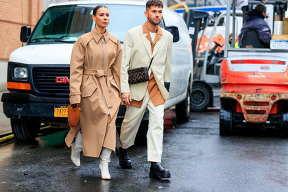 alice & j.s, alice barbier, JS roques, beige jacket, beige trench coat, light beige jacket, balloon sleeves, zipped parka, zipped jacket, zipped trenchcoat, orange shirt, white t-shirt, crossbody bag, louis vuitton bag, monogrammed bag, velvet bag, brown leather bag, round shape bag, hand bag, camel leather bag, belted jacket, belted parka, belted trench coat, white leather boots, black leather boots, flat boots, big sole boots, chelsea boots, fashion week, frenchystyle, FW, jonathan paciullo, street style, NYFW, NEW YORK, AUTUMN WINTER 2020-2021, FALL WINTER 2020-2021, FW 20-21, horizontal, atmosphere details, full length