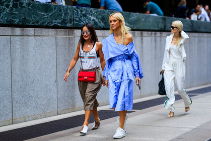 atmosphere details, blue dress, boy bag, brown pants, chanel, céline, fashion week, frenchystyle, full length, FW, gucci, high heels, horizontal, jonathan paciullo, leather bag, leather shoes, NEW YORK, NYFW, printed t shirt, red bag, shirt dress, SPRING SUMMER 2018, SS 18, street style, sunglasses, trousers, white sneakers, white t-shirt, zanna roberts rassi