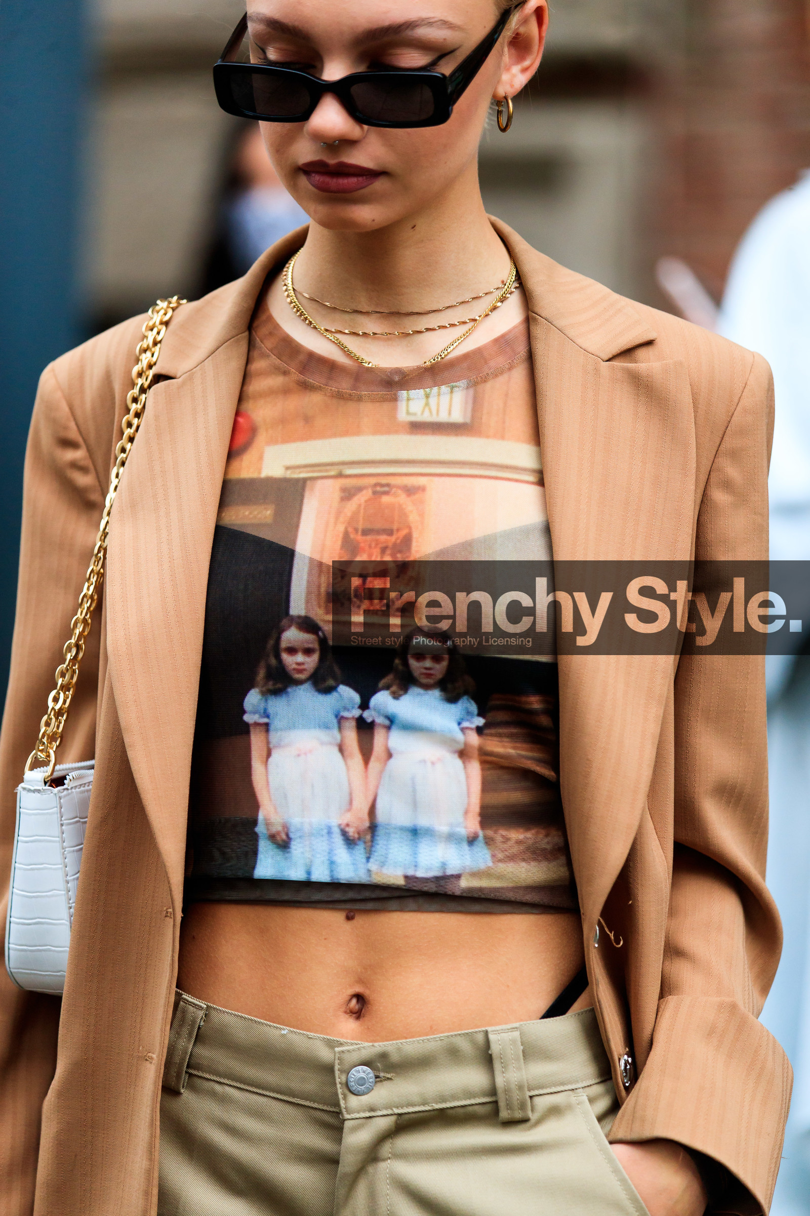 beige jacket, kaki pants, printed top, picture printed top, cropped top, nose piercing, square shape glasses, black sunglasses, 90's look, golden earrings, golden necklace, multi necklace, street style, jonathan paciullo, FW, frenchystyle, fashion week, MFW, MILAN, SPRING SUMMER 2021, SS 21, vertical, detail