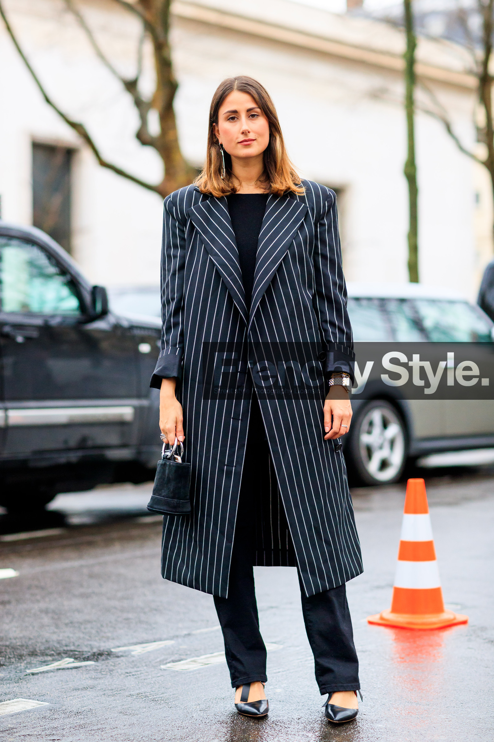 AUTUMN WINTER 2017-2018, AW 17-18, black bag, black coat, black pants, black shoes, black sweater, FALL WINTER 2017-2018, fashion week, frenchystyle, full length, FW, FW 17-18, graphic coat, jonathan paciullo, julia haghjoo, leather bag, leather shoes, PARIS, PFW, printed coat, street style, striped coat, tone on tone, total look black, trousers, vertical