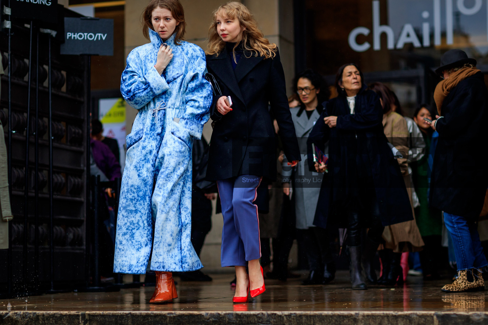 atmosphere details, AUTUMN WINTER 2017-2018, AW 17-18, black jacket, blue denim, blue pants, camel boots, denim coat, FALL WINTER 2017-2018, fashion week, frenchystyle, full length, FW, FW 17-18, high heels, horizontal, jonathan paciullo, leather shoes, PARIS, PFW, printed coat, red shoes, street style, tie & die, trousers