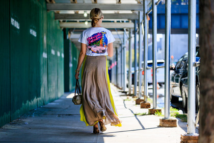 atmosphere details, back detail, beige bag, beige skirt, fashion week, frenchystyle, full length, FW, graphic bag, graphic skirt, gucci, high heels, horizontal, jonathan paciullo, leather bag, leather shoes, monogram, NEW YORK, NYFW, pleated skirt, printed bag, printed skirt, printed t shirt, SPRING SUMMER 2018, SS 18, street style, white t shirt