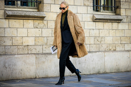 furry coat, beige coat, black sunglasses, celine sunglasses, blond hair, black trousers, black boots, green turtleneck, fashion week, frenchystyle, FW, jonathan paciullo, street style, PARIS, PFW, SPRING SUMMER 2022, SS 22, full length