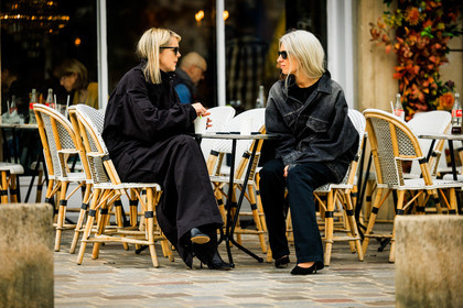 full black look, minimal look, black sunglasses, denim jacket, dark denim jacker, black pumps, white hair, coffee cup, black jumpsuit, sarah harris, street style, jonathan paciullo, FW, frenchystyle, fashion week, AUTUMN WINTER 2022-2023, FALL WINTER 2022_2023, FW 22-23, PFW, PARIS, horizontal, atmosphere details, full length