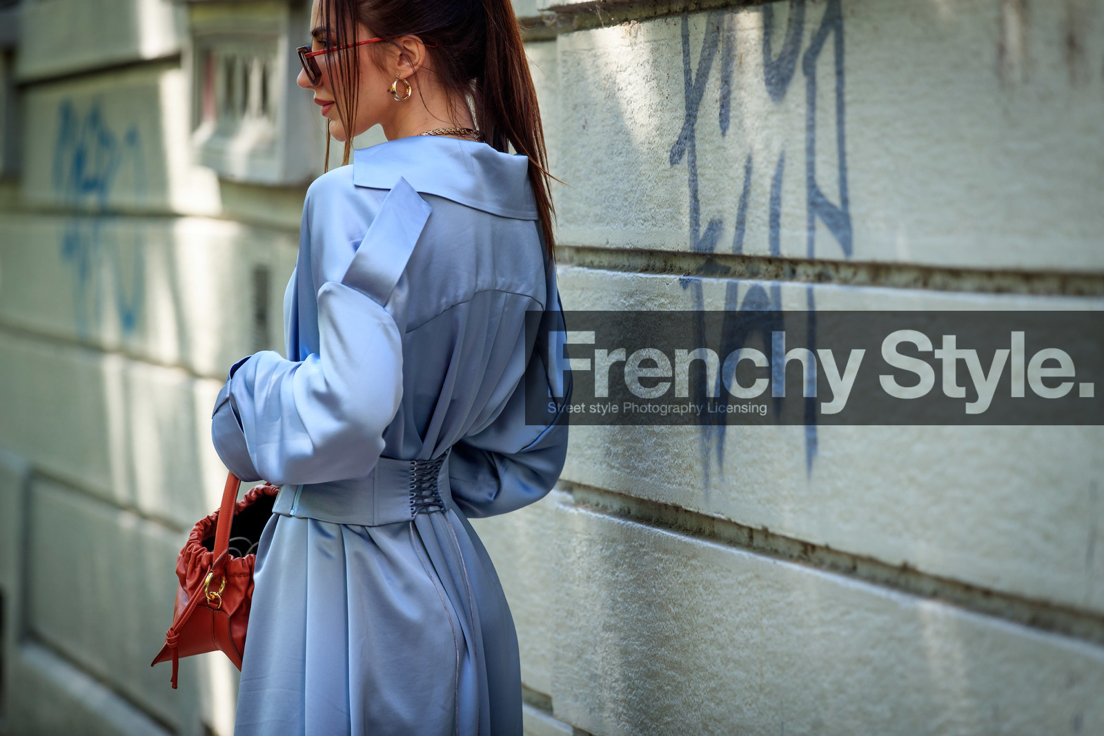yuzefi bag, red bag, red leather bag, hand bag, mini bag, light blue dress, satin dress, satin belt, belted dress, low necked dress, long sleeves dress, long dress, golden necklace, multi necklace, golden earrings, hoop earrings, shell necklace, brown sunglasses, red sunglasses, futurist shape sunglasses, fashion week, frenchystyle, FW, jonathan paciullo, street style, MFW, MILAN, SPRING SUMMER 2021, SS 21, horizontal, atmosphere details, detail