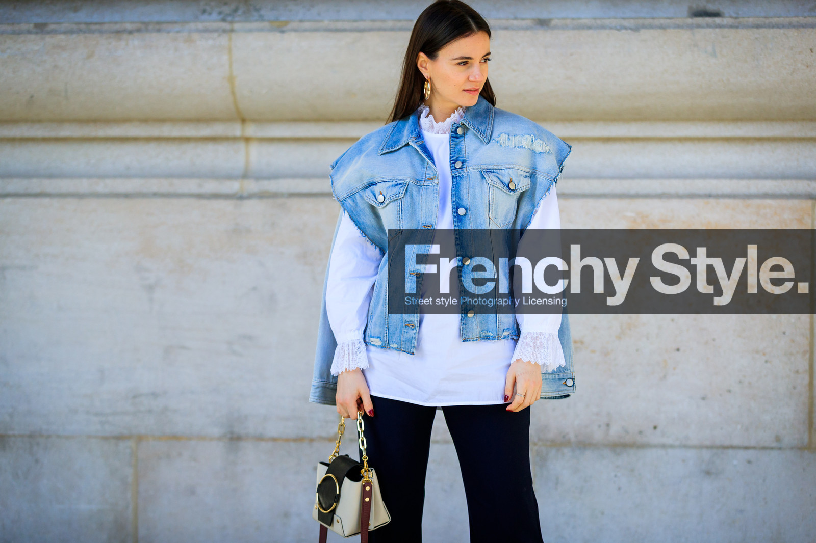 atmosphere details, AUTUMN WINTER 2017-2018, AW 17-18, beige bag, black and white bag, black pants, blue denim, denim jacket, detail, FALL WINTER 2017-2018, fashion week, frenchystyle, FW, FW 17-18, horizontal, jonathan paciullo, leather bag, PARIS, PFW, sleeveless, street style, trousers, white shirt, zina charkoplia