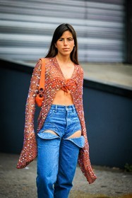 fishnet top, orange top, orange bra, sparkling top, orange handbag, cutout jeans, coperni, nina urgell cloquell, street style, jonathan paciullo, FW, frenchystyle, fashion week, AUTUMN WINTER 2022-2023, FALL WINTER 2022_2023, FW 22-23, PFW, PARIS, vertical, detail
