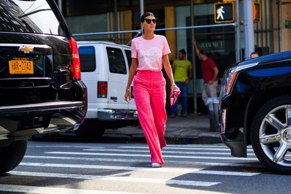 atmosphere details, corduroy, fashion week, frenchystyle, full length, fun sunglasses, FW, giovanna battaglia, horizontal, jonathan paciullo, leather bag, leather shoes, NEW YORK, NYFW, pink bag, pink pants, pink t shirt, printed t shirt, SPRING SUMMER 2018, SS 18, street style, sunglasses, trousers