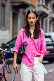 bag, black bag, chain bag, chanel bag, color, leather bag, pink shirt, shirt, white denim, white jeans, fluo pink, fashion week, frenchystyle, FW, jonathan paciullo, street style, SPRING SUMMER 2022, SS 22, MFW, MILAN, vertical, atmosphere details