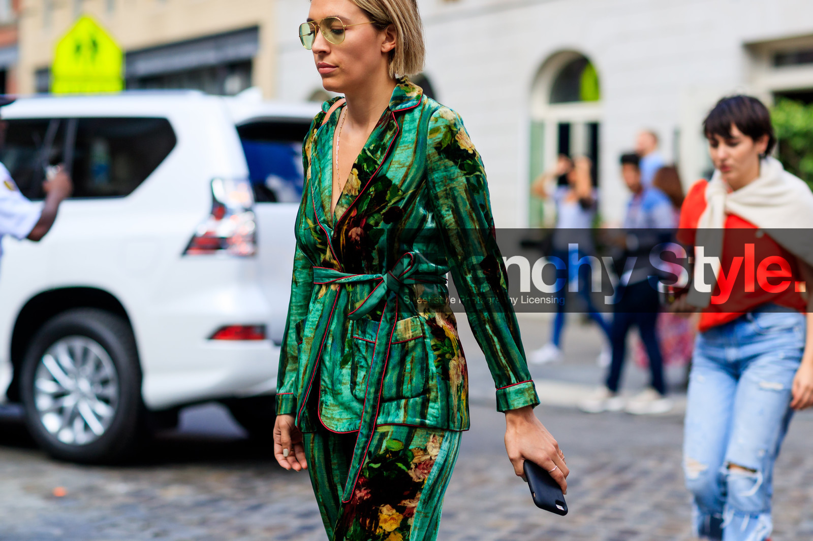 atmosphere details, detail, fashion week, frenchystyle, FW, green pants, green shirt, horizontal, jonathan paciullo, NEW YORK, NYFW, pajamas, printed pants, printed shirt, SPRING SUMMER 2018, SS 18, street style, sunglasses, tone on tone, total look green, velvet