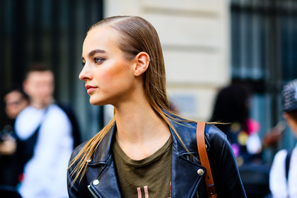 atmosphere details, black jacket, black perfecto, detail, fashion week, frenchystyle, FW, green top, horizontal, jonathan paciullo, leather jacket, leather perfecto, maartje verhoef, model, PARIS, PFW, portrait, printed t shirt, pulled back hair, SPRING SUMMER 2017, SS 17, street style, wet hair