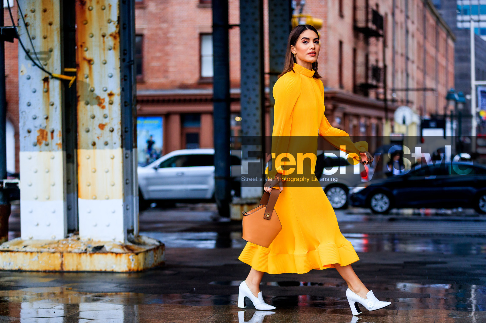 beige bag, camel bag, high heels, leather bag, leather shoes, orange dress, pleated dress, white shoes, street style, jonathan paciullo, FW, frenchystyle, fashion week, NYFW, NEW YORK, AUTUMN WINTER 2018-2019, AW 18-19, FALL WINTER 2018-2019, FW 18-19, atmosphere details, horizontal, full length, camila coelho