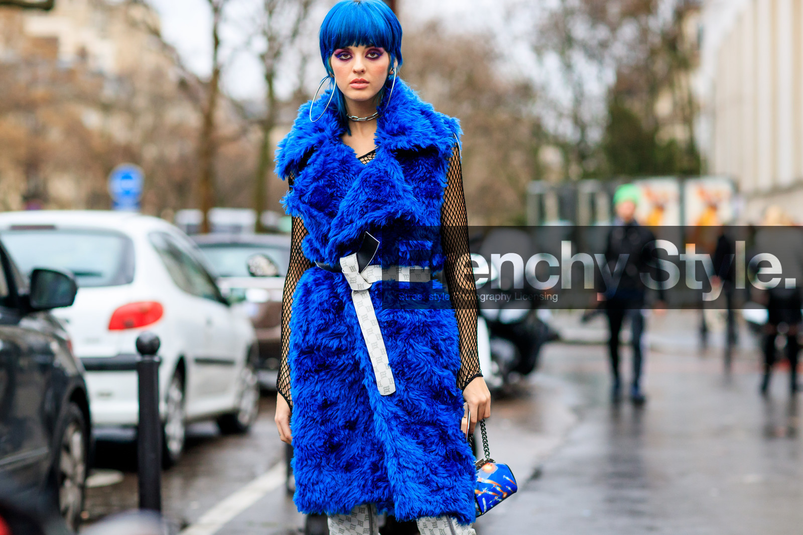 atmosphere details, AUTUMN WINTER 2017-2018, AW 17-18, black top, blue bag, blue fur, blue fur coat, blue hair, detail, dyed hair, earrings, eyeshadow, FALL WINTER 2017-2018, fashion week, fishnet, frenchystyle, FW, FW 17-18, horizontal, jonathan paciullo, leather bag, PARIS, PFW, printed bag, sita abellan, sleeveless, street style, white belt