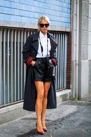 dark grey coat, black leather shorts, white shirt, black sunglasses, square shape glasses, bag necklace, round shape necklace, round shape bag, black necklace, black bag, etro bag, etro look, etro coat, oversize coat, etro shoes, red pumps, cachemere printed shoes, celine sunglasses, caro daur, street style, jonathan paciullo, FW, frenchystyle, fashion week, MFW, MILAN, SPRING SUMMER 2021, SS 21, vertical, full length