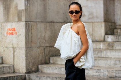 anna rosa vitiello, white top, white blouse, drape blouse, drape top, asymmetrical top, asymetrical blouse, black pants, black sunglasses, butterfly sunglasses, PARIS, PFW, SPRING SUMMER 2020, SS 20, fashion week, frenchystyle, FW, jonathan paciullo, street style, horizontal, atmosphere details, detail