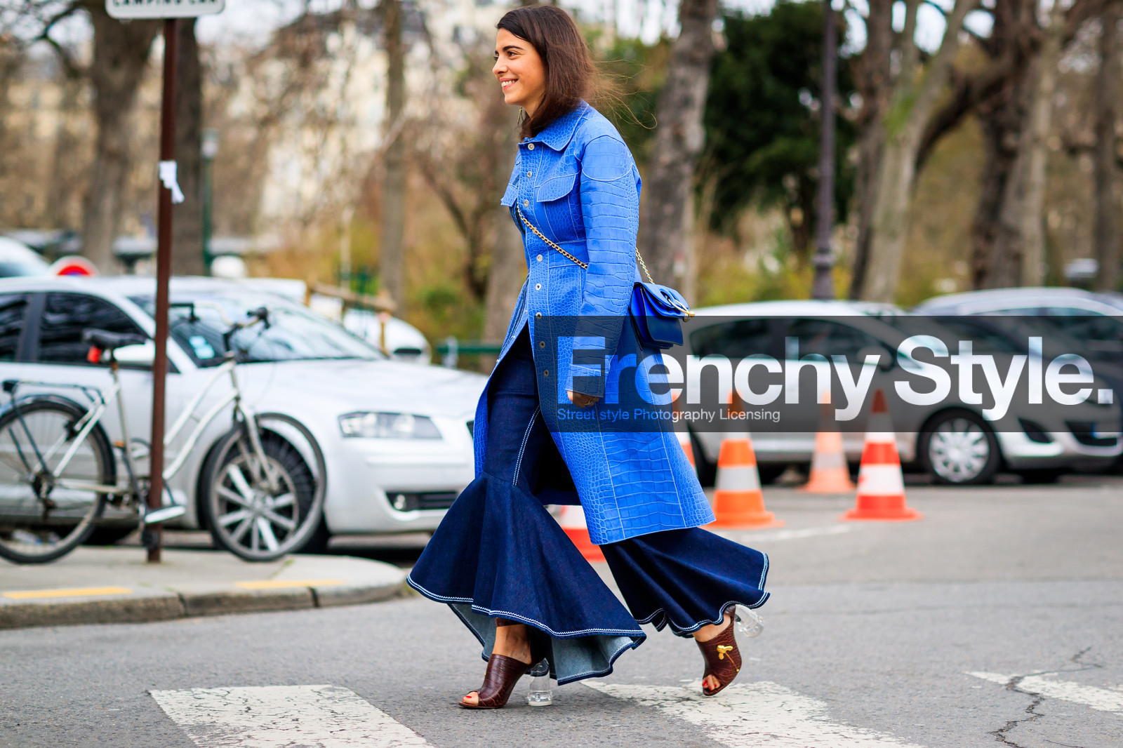 atmosphere details, AUTUMN WINTER 2017-2018, AW 17-18, blue bag, blue coat, blue denim, brown shoes, denim pants, earrings, FALL WINTER 2017-2018, fashion week, flare jean, frenchystyle, full length, FW, FW 17-18, giorgia tal, high heels, horizontal, jeans, jonathan paciullo, jw anderson, leather bag, leather coat, leather shoes, PARIS, PFW, ruffles, street style, transparent heel, trousers