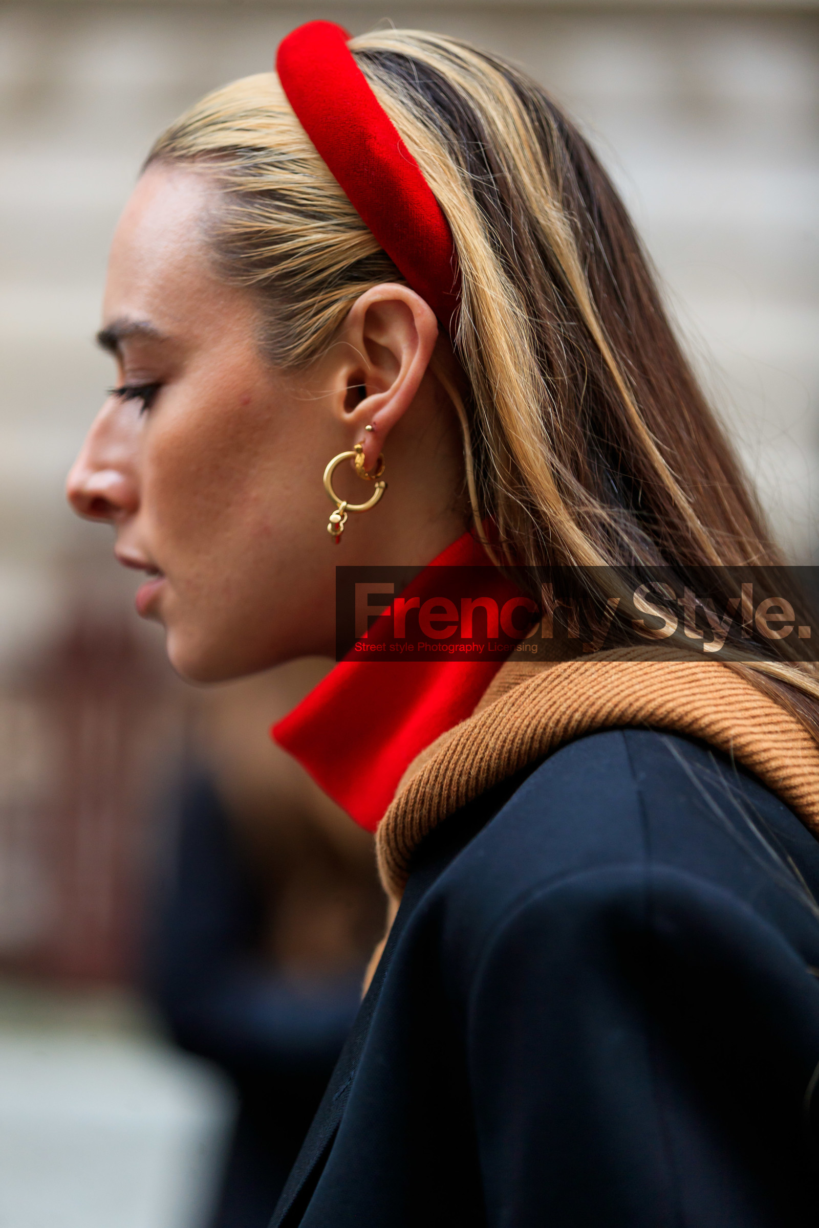 black jacket, blazer, camel sweater, earrings, flora macdonald johnston, headband, hoodie, red sweater, turtleneck sweater, street style, jonathan paciullo, FW, frenchystyle, fashion week, LFW, LONDON, AUTUMN WINTER 2019-2020, AW 19-20, FW 19-20, FALL WINTER 2019-2020, vertical, atmosphere details, detail