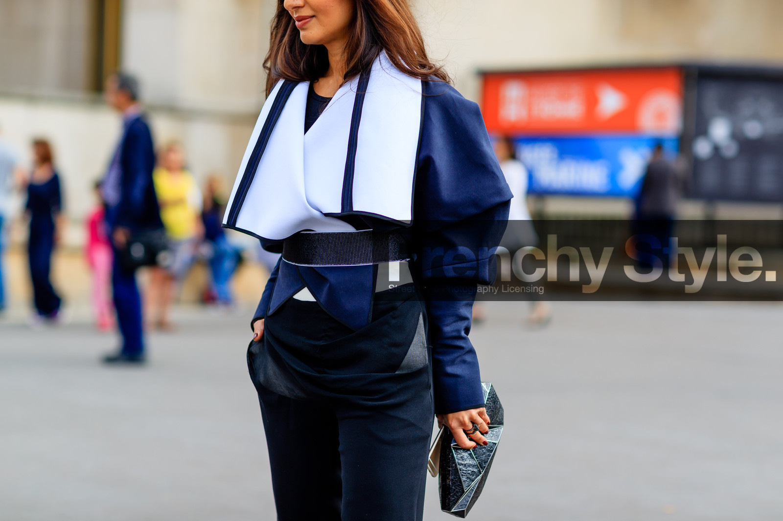 atmosphere details, AUTUMN WINTER 2016-2017, AW 16-17, black clutch, black pants, blue belt, detail, FALL WINTER 2016-2017, fashion week, frenchystyle, FW, FW 16-17, geometric, graphic bag, graphic clutch, graphic jacket, HAUTE COUTURE, horizontal, jonathan paciullo, leather bag, MENSWEAR, nausheen shah, navy jacket, oversize, PARIS, PFW, street style, trousers