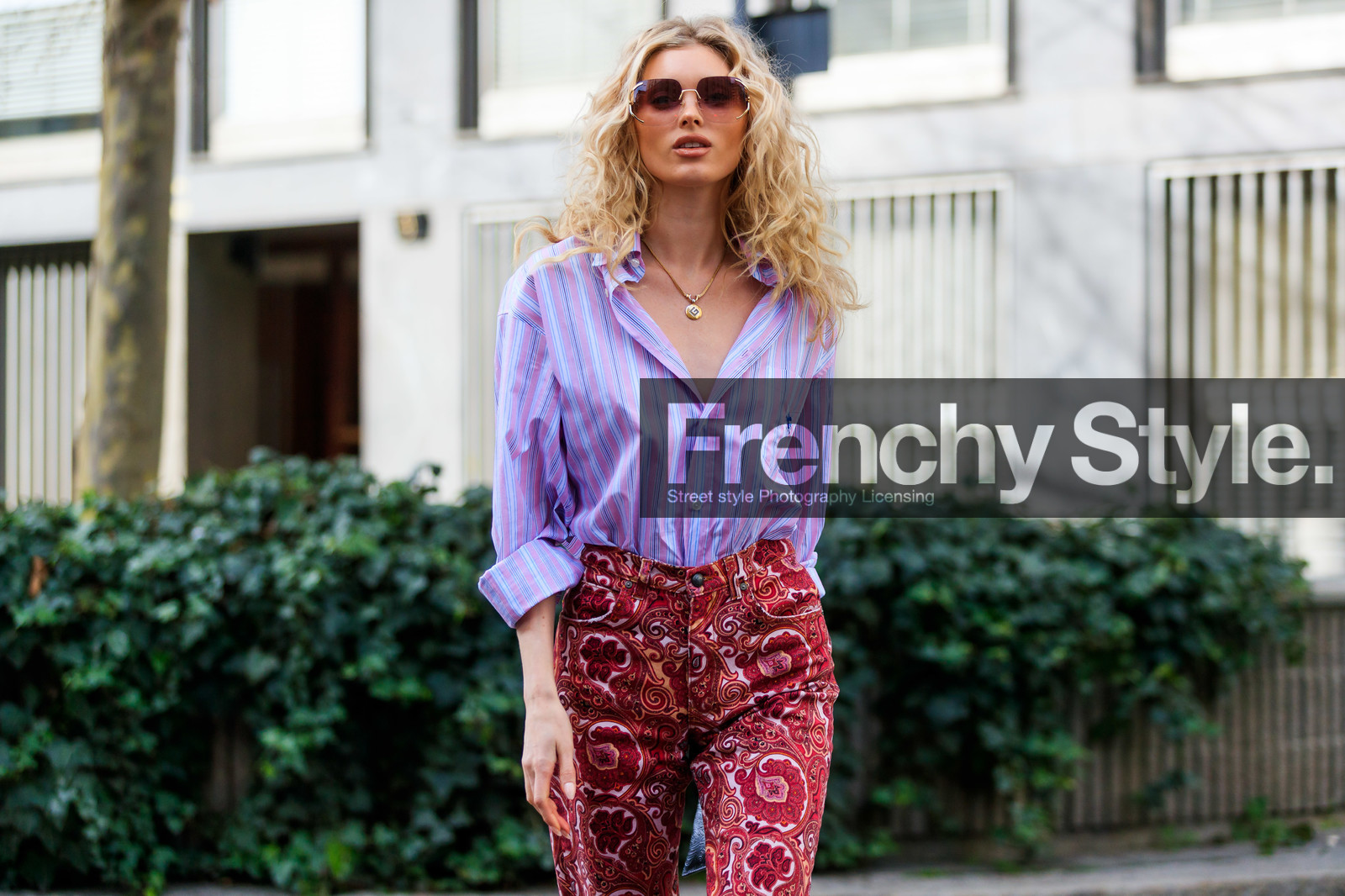 model, red pants, red jeans, cachemere printed pants, cachemere printed jeans, pink shirt, lilac shirt, striped shirt, etro shirt, etro pants, big sunglasses, smoked sunglasses, low necked shirt, golden necklace, letters necklace, fashion week, frenchystyle, FW, jonathan paciullo, street style, MFW, MILAN, AUTUMN WINTER 2020-2021, FALL WINTER 2020-2021, FW 20-21, horizontal, atmosphere details, detail