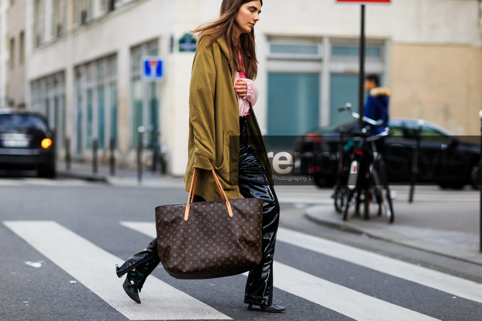 atmosphere details, AUTUMN WINTER 2016-2017, AW 16-17, black pants, brown bag, detail, FALL WINTER 2016-2017, fashion week, frenchystyle, FW, FW 16-17, green jacket, horizontal, jonathan paciullo, kaki jacket, leather bag, leather pants, louis vuitton, monogram, PARIS, PFW, printed bag, street style, trousers