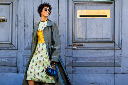 atmosphere details, AUTUMN WINTER 2017-2018, AW 17-18, beige dress, black bag, blue denim, bustier top, chloe, denim bag, detail, drawings, FALL WINTER 2017-2018, fashion week, frenchystyle, FW, FW 17-18, green coat, horizontal, jonathan paciullo, leather bag, MFW, MILAN, printed dress, street style, sunglasses, trench coat, yasmin sewell, yellow top